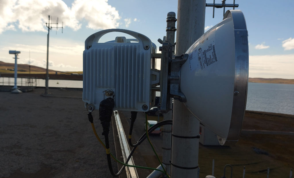 Microwave link radio and antenna