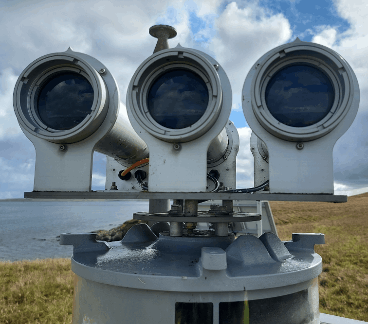 Three projector type navigation lights.